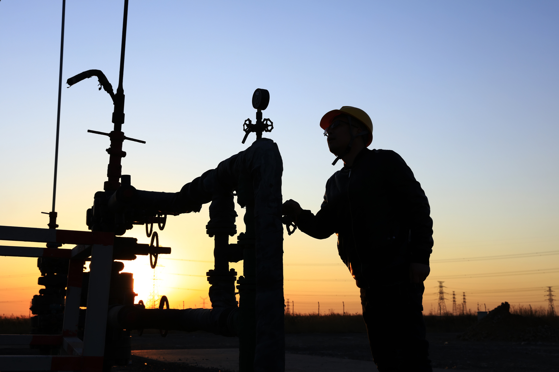 oil field, the oil workers are working