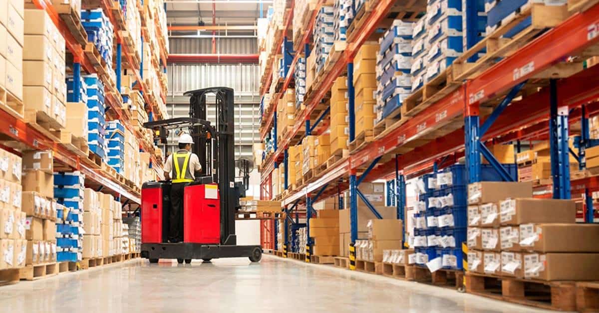 worker using a forklift (1)